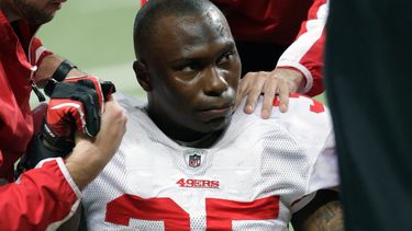 En esta foto del 26 de diciembre de 2010, el cornerback Phillip Adams (35) de los 49ers de San Francisco recibe atención por una lesión en la pierna izquierda en un partido de la NFL. Es uno de los 24 casos de jugadores con ETS con grado 2