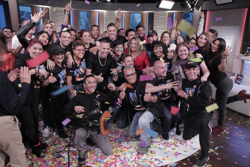La Dra. Polo junto a parte de su equipo de producción.