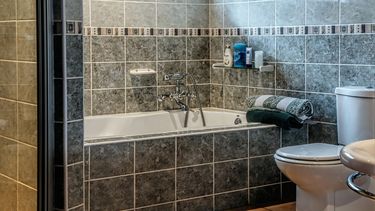 Con una receta fácil a base de bicarbonato puede mantener su baño libre de moho