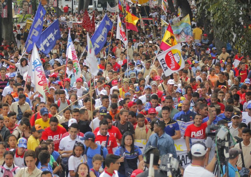 Está previsto que Maduro reciba en el Palacio de Miraflores a los estudiantes, a quienes instó a presentar propuestas para solucionar los principales problemas de la comunidad estudiantil.
