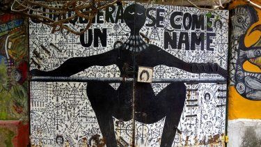 Cartel en el Callejón de Hamel, en La Habana, Cuba.&nbsp;