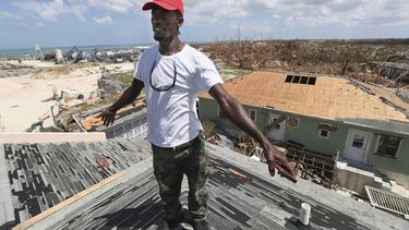 Jackson Blatch empieza a reparar el tejado de su casa en Marsh Harbor, en la Isla Ábaco, Bahamas, el sábado 7 de septiembre de 2019, tras el paso del huracán Dorian