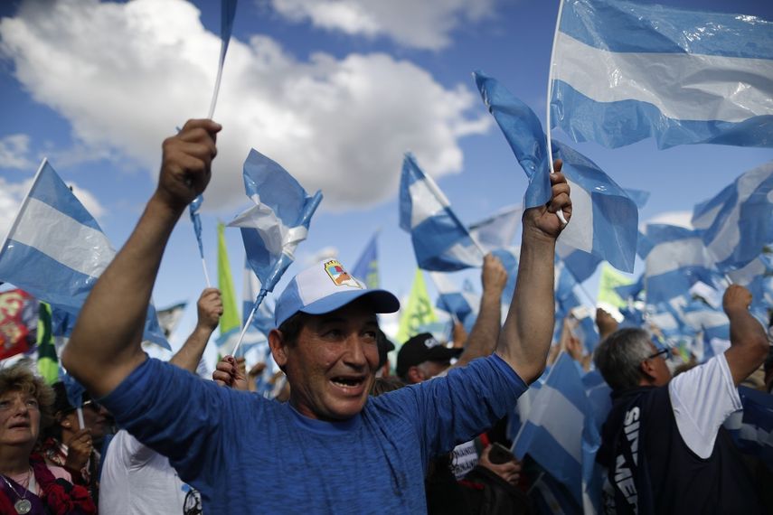 Decenas de argentinos agitana banderas en un&nbsp;acto de campa&ntilde;a electoral en Santa Rosa, Argentina, el 17 de octubre de 2019.