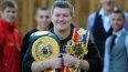 El británico Ricky Hatton, excampeón mundial de boxeo, posa con dos cinturones después de una conferencia de prensa, el 29 de enero de 2009.