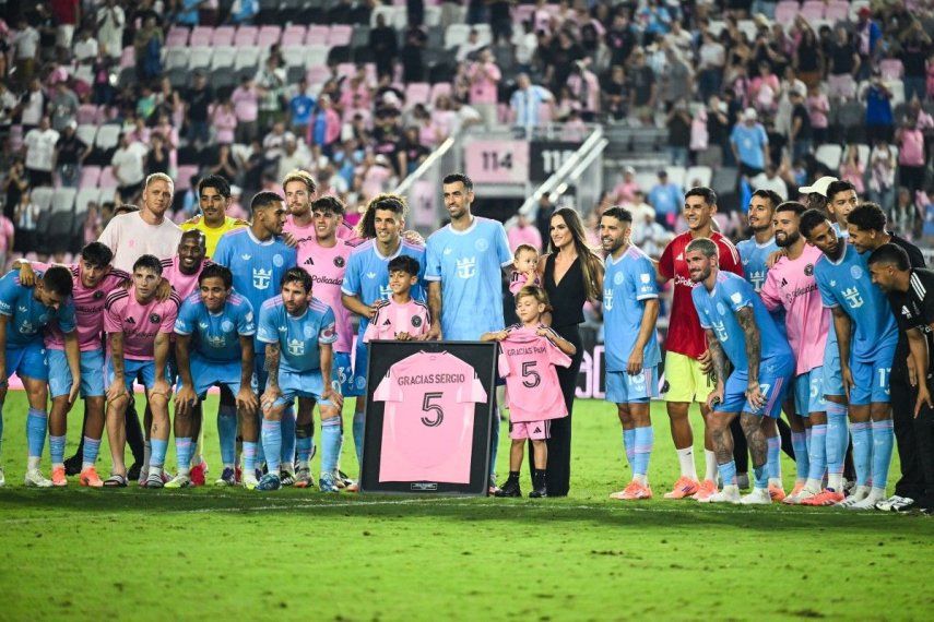 El centrocampista español #05 del Inter Miami, Sergio Busquets (C), posa con su familia, compañeros y personal durante su ceremonia de retiro después del partido de la temporada regular de la Major League Soccer (MLS) entre el Inter Miami CF y el New England Revolution en el Chase Stadium en Fort Lauderdale, Florida, el 4 de octubre de 2025.&nbsp;