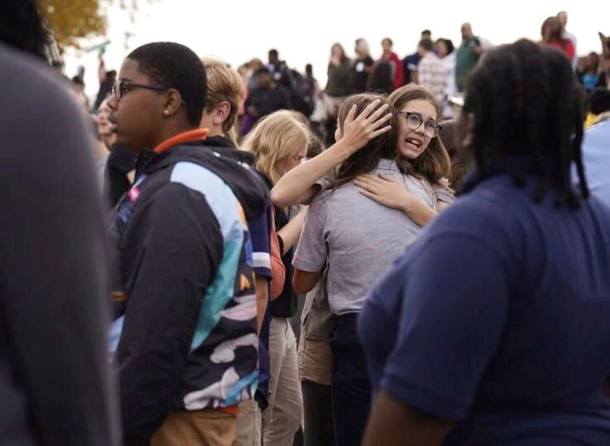 Una chica abraza a otra en medio de una multitud afuera de una escuela secundaria luego de que se registró un tiroteo en la institución, el lunes 24 de octubre de 2022, en San Luis, Missouri.&nbsp;