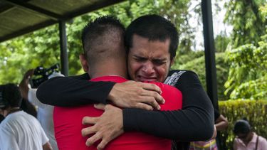 Jonathan Padilla (de espaldas) abraza a su hermano Everth Padilla (frente), quien estuvo retenido 8 días en el penal El Chipote&nbsp; y fue liberado y entregado a sus familiares, en el jardín trasero de la Catedral Metropolitana de Managua (Nicaragua).&nbsp; 