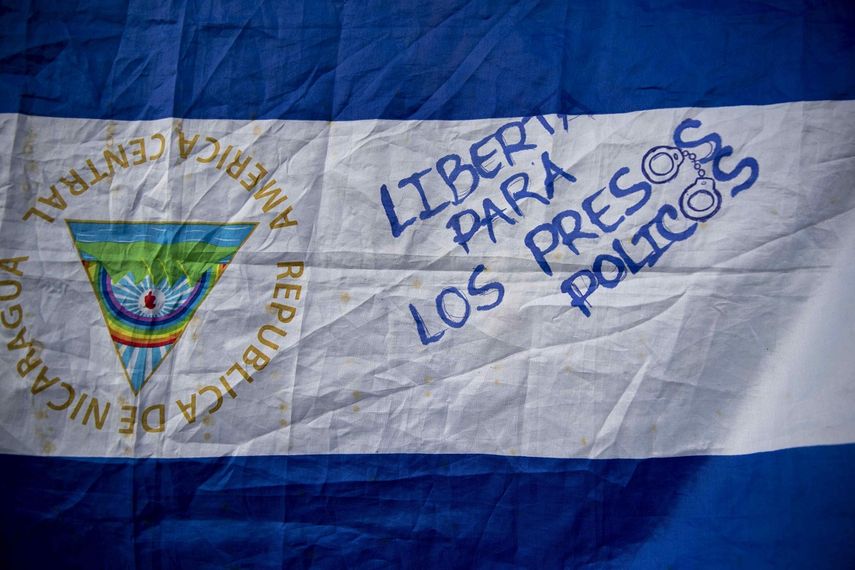 Vista de una bandera de Nicaragua usada en una de las protestas contra el régimen de Daniel Ortega en la que se lee Libertad para los presos políticos.