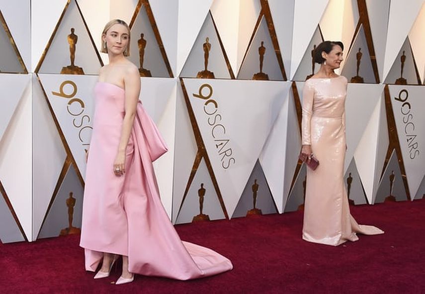 Saoirse Ronan y Laurie Metcalf, de Lady Bird, derrocharon elegancia.&nbsp;