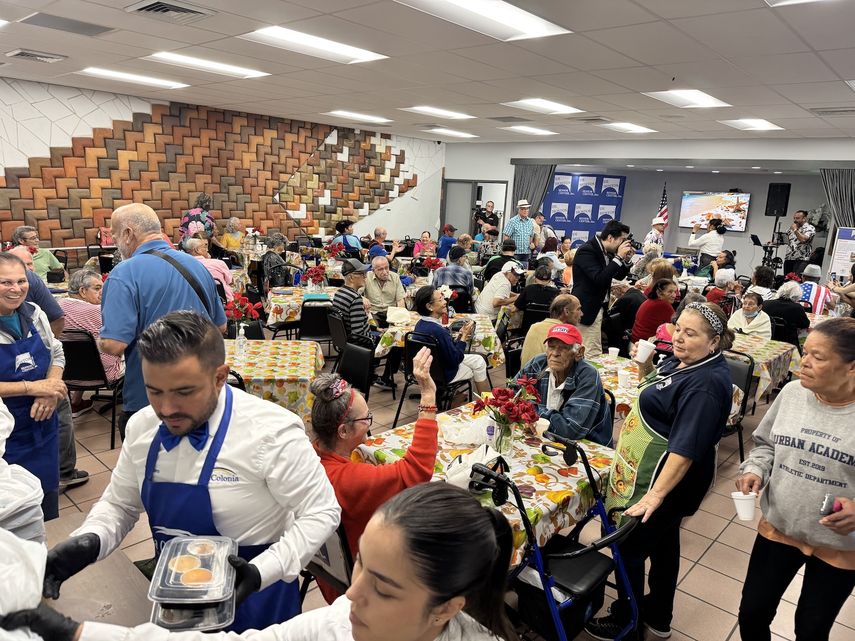 Entrega de almuerzos por Acción de Gracias, organizada por La Colonia Medical Center y De Hostos Senior Center el 27 de noviembre de 2024.&nbsp;