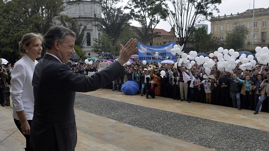 Fotografía cedida por la presidencia de Colombia, del mandatario&nbsp;Juan&nbsp;Manuel&nbsp;Santos&nbsp;(c), junto a su esposa María Clemencia Rodríguez de&nbsp;Santos&nbsp;(i), durante un homenaje de funcionarios públicos
