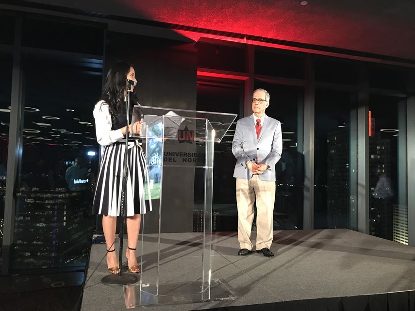 Karen Chamié, directora de la Oficina del Egresado de Uninorte, presenta al rector de esa universidad colombiana, Jesús Ferro Bayona.&nbsp;