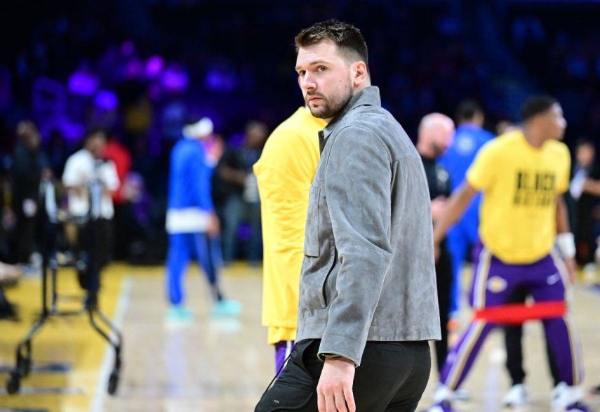 El jugador de los Lakers de Los Ángeles, Luka Doncic, previo a un juego contra los Mavericks de Dallas en la NBA, el 12 de febrero de 2026.