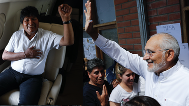 El presidente boliviano Evo Morales sonr&iacute;e para una fotograf&iacute;a a bordo de un avi&oacute;n en el aeropuerto Chimore en la regi&oacute;n de Chapare, Bolivia, el domingo 20 de octubre de 2019 (Izq).&nbsp;El candidato opositor Carlos Mesa saluda al p&uacute;blico tras votar durante las elecciones generales en Mallasilla.&nbsp; 