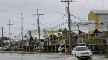 Una camioneta avanza por Breakwater Drive en Nueva Orleans, Luisiana, el viernes 12 de julio de 2019, inundada por la tormenta tropical Barry.