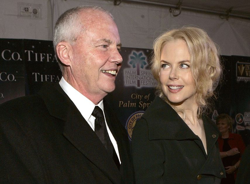 Foto de archivo de 2005 donde se aprecia a Anthony Kidman al lado de su hija la actriz Nicole Kidman. (AP)