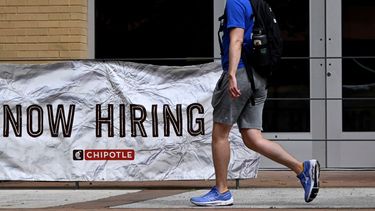 Un hombre pasa frente a un letrero de empleo en un restaurante Chipotle.&nbsp;