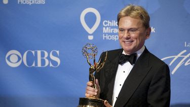 El presentador Pat Sajak posa entre bastidores en la 38ª entrega anual de los premios Emmy en Las Vegas, Nevada, el 19 de junio de 2011.