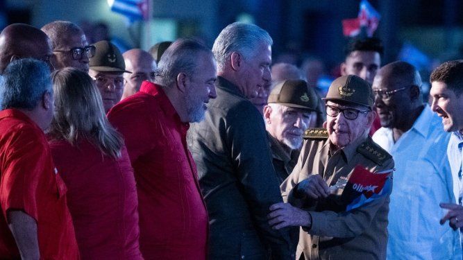 El exgobernante cubano Raúl Castro (tercero por la derecha), el dictador cubano Miguel Díaz-Canel (centro) y el primer ministro cubano Manuel Marrero Cruz (tercero por la izquierda) asisten a la celebración del 71º aniversario del asalto al Cuartel Moncada en la provincia de Sancti Spíritus, Cuba, el 26 de julio de 2024.&nbsp;