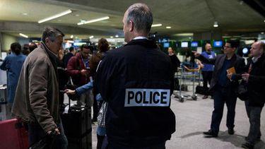 La operación de evacuación, adoptada como medida de prevención mientras no se encontraba al individuo que entró a una zona reservada aprovechando el descuido de un agente, se desarrolló sin incidentes.