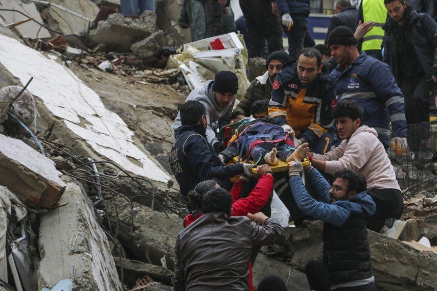 Rescatistas trasladan a una persona en camilla desde un edificio derruido por el terremoto del 6 de febrreo de 2023, en Adana, Turquía.&nbsp;