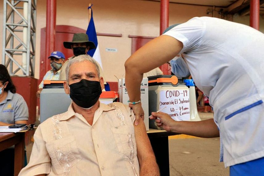 Un anciano es inoculado con la vacuna AstraZeneca contra COVID-19, como parte de una donación del presidente de El Salvador, Nayib Bukele, en San José de Colinas, departamento de Santa Bárbara, Honduras, el 14 de mayo de 2021.