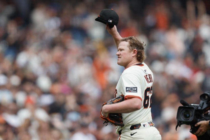 El lanzador abridor Logan Webb #62 de los Gigantes de San Francisco saluda a la afición al salir del partido contra los Rockies de Colorado en la parte alta de la sexta entrada en el Oracle Park el 28 de septiembre de 2025 en San Francisco, California.&nbsp;