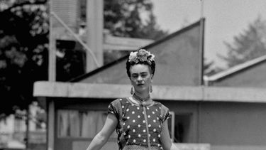 La fundación dijo el miércoles que quiere impulsar a las mujeres a aceptar su propia&nbsp;belleza&nbsp;única, y agregó que Kahlo era conocida por resaltar y acoger aquello que la hacía única, por dentro y por fuera.