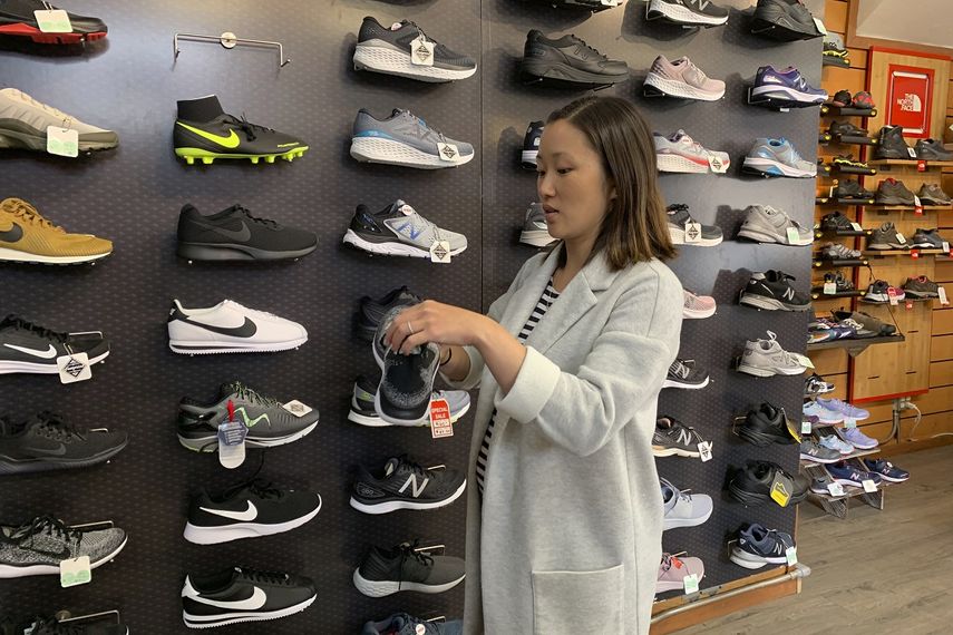 &nbsp;Jennifer Lee, cuya familia es propietaria de la tienda de zapatos Footprint en San Francisco, observa un zapato tenis junto a una pared llena de ellos, muchos de los cuales son fabricados en China y estar&aacute;n sujetos a nuevos aranceles estadounidenses a partir del 1 de septiembre.&nbsp;