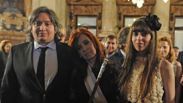 La expresidenta Cristina Fernández y sus hijos, Máximo y Florencia Kirchner.
