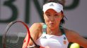 La china Shuai Peng devuelve ante la rumana Sorana Cirstea durante la primera ronda del Abierto de Francia, el martes 30 de mayo de 2017. La china Shuai Peng devuelve ante la rumana Sorana Cirstea durante la primera ronda del Abierto de Francia, el martes 30 de mayo de 2017.