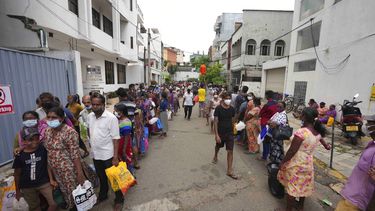 Decenas de personas hacen cola para comprar querosene en Colombo, Sri Lanka.