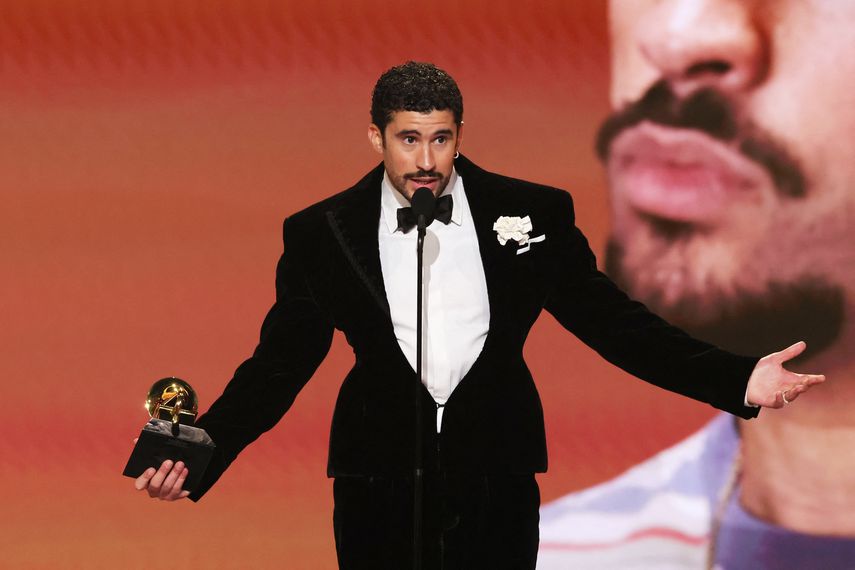 Bad Bunny recibe el premio al Álbum del Año por DeBÍ TiRAR MáS FOToS&nbsp;en el escenario durante la 68ª edición de los premios GRAMMY en el Crypto.com Arena el 1 de febrero de 2026 en Los Ángeles, California.