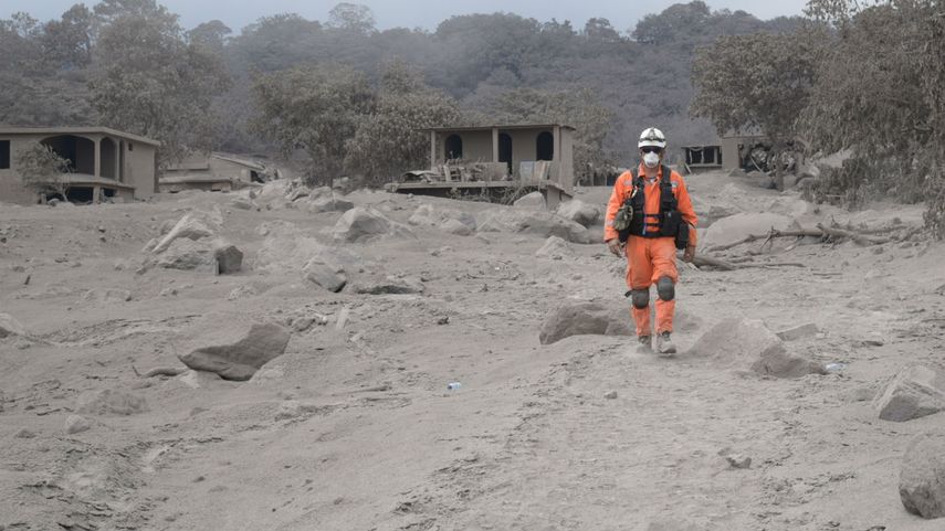 Rescatistas continúan con la búsqueda de más supervivientes tras la erupción del Volcán de Fuego en Guatemala