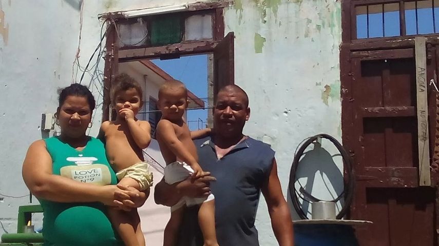 Imagen que ilustra un reportaje de la prensa independiente en Cuba, en el que argumentan sobre cómo el gobierno cubano niega ayuda a damnificado del huracán Irma por ser disidente, aun teniendo a su familia en estas condiciones paupérrimas.