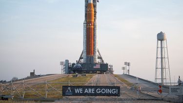 El cohete Artemis de la MASA con la nave espacial Orion a bordo se dirige lentamente a la plataforma de lanzamiento 39B en el Centro Espacial Kennedy en Cabo Cañaveral, Florida, el 16 de agosto del 2022. La NASA se prepara para el lanzamiento el 29 de agosto del vuelo lunar de pruebas.&nbsp;