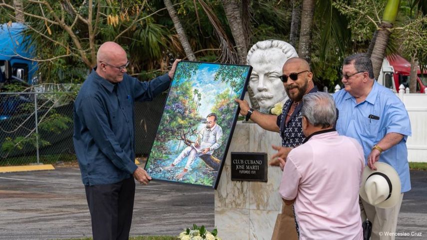 Un artista cubano hizo entrega al Coordinador General de la ARC, Orlando Gutiérrez, un cuadro mostrando a José Martí en la manigua cubana, sentado sobre el tronco de un árbol, junto a un río, y sumido en una profunda meditación.