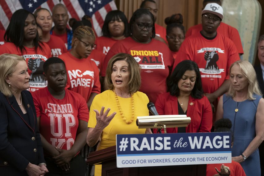 La presidenta de la Cámara de Representantes Nancy Pelosi, acompañada de otros demócratas y activistas que promueven sueldos más altos después de que la cámara baja aprobó un proyecto para incrementar el salario mínimo federal por primera vez en una década, a 15 dólares la hora.