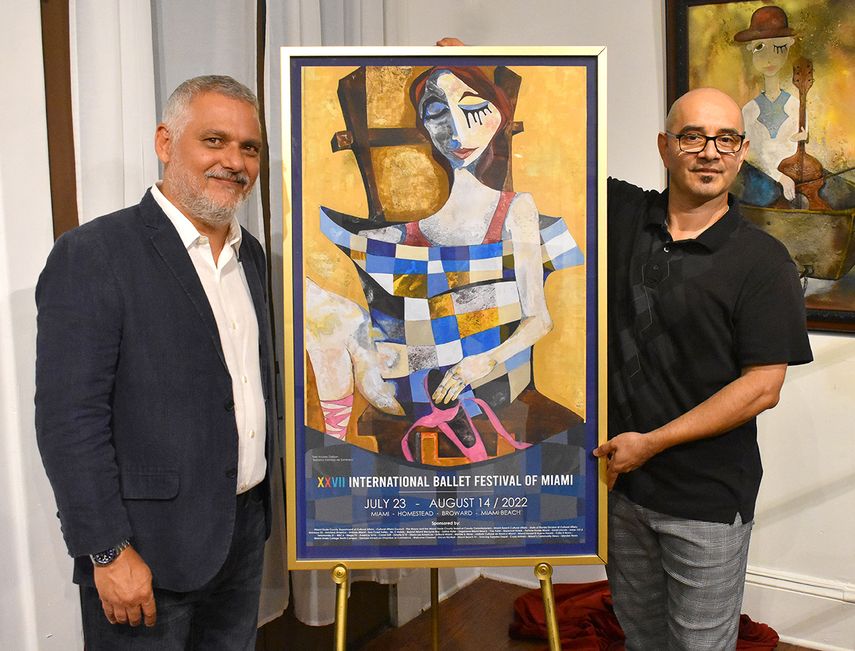 Eriberto Jiménez, director artístico del evento y el artista cubano Edel Álvarez muestran el póster oficial de la vigésimo séptima edición del Festival Internacional de Ballet de Miami.