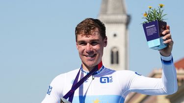 Ganador de la segunda etapa del Tour de Francia en julio, Fabio Jakobsen surgió justo antes de la línea para superar a Arnaud Démare, segundo como en 2020, y al belga Tim Merlier.