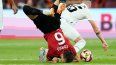 Lucas Torro, de Osasuna, a la izquierda, cae junto a Federico Valverde, del Real Madrid, durante la final de la Copa del Rey entre Real Madrid y Osasuna en el estadio La Cartuja de Sevilla, España, el sábado 6 de mayo de 2023. El club español Osasuna ha sido eliminado del Europa Conference League por la UEFA porque los funcionarios del club estuvieron implicados en el amaño de partidos hace una década.&nbsp;