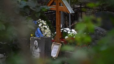 Una vista muestra la tumba del jefe del grupo mercenario privado Wagner, Yevgeny Prigozhin, quien murió en un accidente de jet privado en la región de Tver la semana pasada, después de su funeral en el cementerio Porokhovskoye en San Petersburgo el 29 de agosto de 2023.