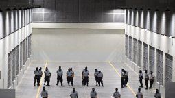 Fiscalía imputó a Integrantes de la Mara Salvatrucha recluidos en la prisión más grande en El Salvador donde oficiales de seguridad montan guardia