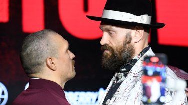 El británico Tyson Fury (derecha) y el ucraniano Oleksandr Usyk se ven cara a cara antes de su pelea de revancha, el 19 de diciembre de 2024.