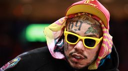 Se puede ver a Tekashi 6ix9ine durante la segunda mitad de un partido entre los Miami Heat y los Cleveland Cavaliers en el Kaseya Center el 12 de noviembre de 2025 en Miami, Florida.