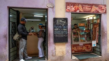 Gente comprando comida en un negocio privado en La Habana&nbsp; &nbsp;