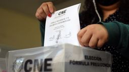 Ciudadana hondureña deposita su voto en la urna el domingo 28 de noviembre de 2021.