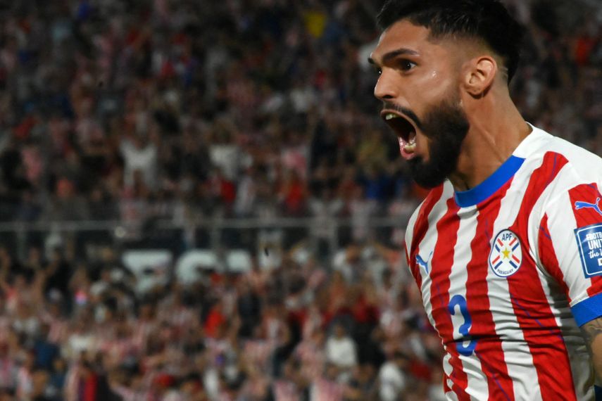 El defensor #03 de Paraguay, Omar Alderete, celebra después de anotar durante el partido de fútbol de las eliminatorias sudamericanas de la Copa Mundial de la FIFA 2026 entre Paraguay y Argentina en el estadio Ueno Defensores del Chaco en Asunción el 14 de noviembre de 2024.&nbsp;