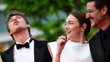 El actor Austin Butler sopla una abeja junto a la actriz Emma Stone y el actor Pedro Pascal a su llegada a la proyección de la película Eddington en la 78.ª edición del Festival de Cine de Cannes, en el sur de Francia, el 16 de mayo de 2025.&nbsp;