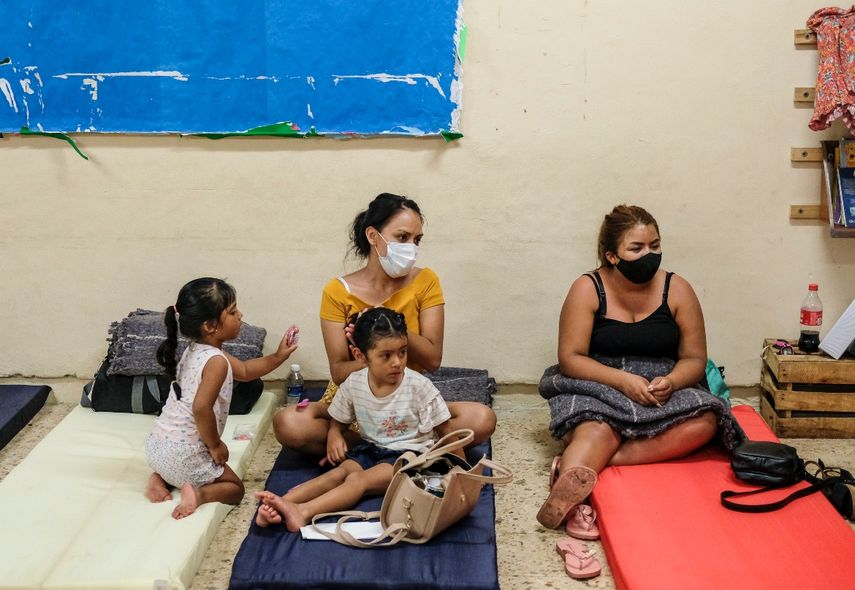 Mujeres y ni&ntilde;os conviven en un refugio previo a la llegada del hurac&aacute;n Delta, en Canc&uacute;n, M&eacute;xico, el martes 6 de octubre de 2020.&nbsp;